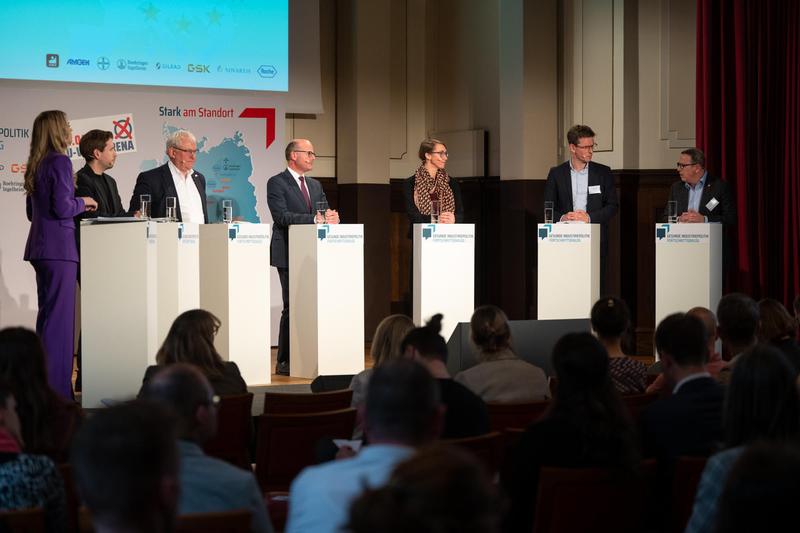 Diskussion beim Fortschrittsdialog v.l.n.r.: Sina Stinshoff (Moderation), Kevin Kühnert MdB (SPD), Thomas Hacker MdB (FDP), Oliver Schenk (CDU), Emily Büning (Bündnis90/Die Grünen), Dr. Fridtjof Traulsen (Boehringer-Ingelheim), Francesco Grioli (IGBCE).  