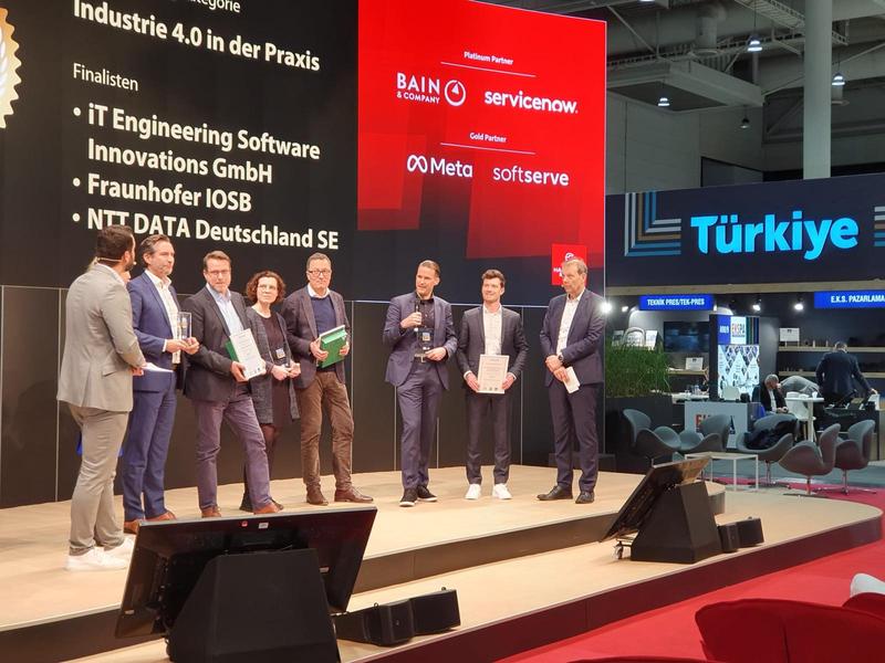 Boris Schnebel dankt der Jury bei der Preisverleihung des Factory Innovation Award im Rahmen der Hannover Messe 2024.