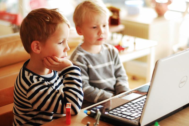 Ob Laptop, Handy oder Sprachassistent: Smarte Geräte sind ein zentraler Bestandteil der kindlichen Lebenswelt geworden.