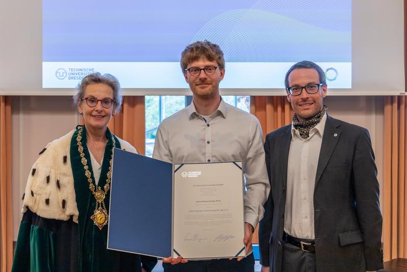 Dr. Richard Socher received his honorary doctorate from TUD Rector Prof. Ursula Staudinger and Prof. Ivo F. Sbalzarini, Dean of the Faculty of Computer Science at TUD.