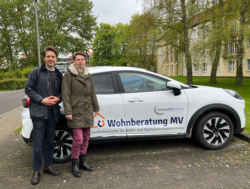 Projektleiter Prof. Maximilian König und die Wolgaster Wohnberaterin Jana Gramenz bei der Eröffnung der Wohnberatungsstelle in Wolgast.