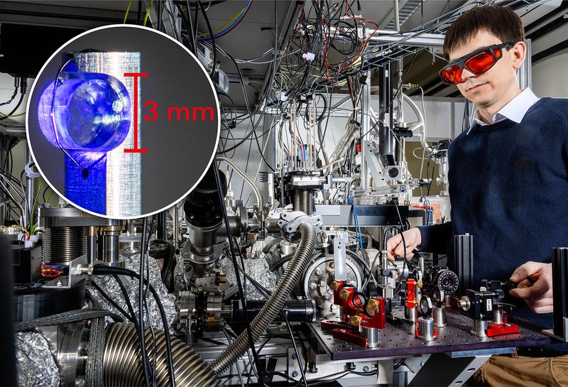 PTB-Wissenschaftler Johannes Tiedau mit dem Laseraufbau und Vakuumsystem für die Untersuchung des Thorium-229 Kerns. Teilbild oben links: Thorium-dotierter Kalziumfluorid-Kristall von der TU Wien.