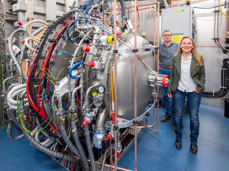 Dr. Dirk Wünderlich und Prof. Ursel Fantz am IPP-Teststand ELISE in Garching (Abb. 1)