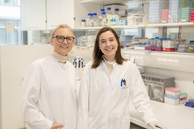 Forschende aus Bonn und Dänemark haben den "Aus-Schalter" des braunen Fettes gefunden: (v. li) Prof. Dagmar Wachten und Ronja Kardinal im Labor