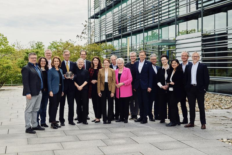 Die Delegation vor dem Hertie-Institut für klinische Hirnforschung in Tübingen