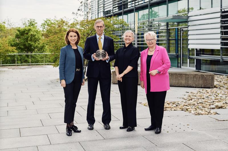 Ministerin für Wissenschaft, Forschung und Kunst Baden-Württemberg Petra Olschowski, Breakthrough-Preisträger Prof. Thomas Gasser, Rektorin der Universität Tübingen Prof. Karla Pollmann und Bundesministerin a.D. Annette Schavan