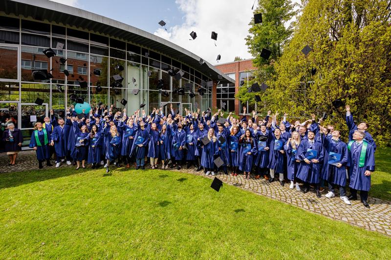 Bei bestem Wetter warfen die Absolvent:innen der NORDAKADEMIE feierlich ihre Graduiertenhüte in die Luft.