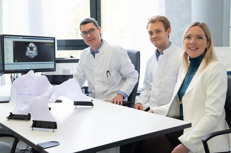 (v.l.n.r.) Prof. Dr. Markus Hecht, Direktor der Klinik für Strahlentherapie und Radioonkologie am Universitätsklinikum des Saarlandes (UKS), Assistenzarzt Dr. Sören Schnellhardt, Wiebke Pirschel (M.Sc.), Leiterin des Studiensekretariats.