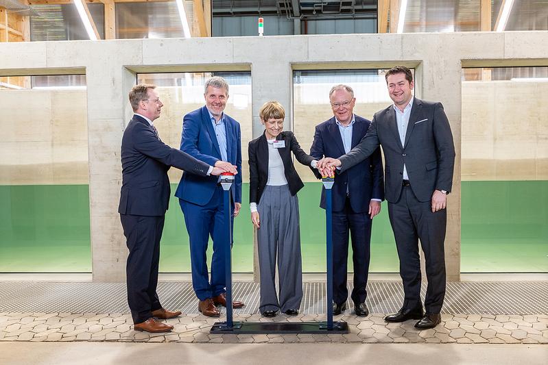 Start des Salzwasser-Wellen-Strömungskanals: Prof. Nils Goseberg (LWI), Dieter Janecek (Koordinator für die Maritime Wirtschaft u. Tourismus), TU-Präsidentin Prof. Angela Ittel, Ministerpräsident Stephan Weil und Oberbürgermeister Dr. Thorsten Kornblum.