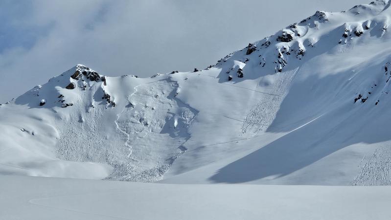 Vermutlich durch eine Person ausgelöste Schneebrettlawine im Altschnee am Börterhorn bei Davos (GR).