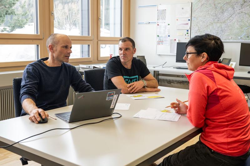 Employees of the avalanche warning service discuss their personal assessment of the avalanche situation for the avalanche bulletin.