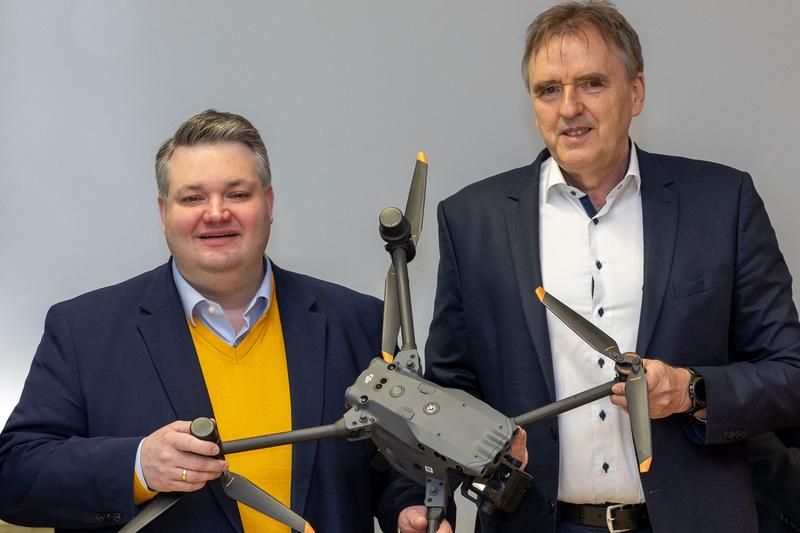 Im Rahmen des Projekts "KI4KL" gründen die Stadt Gelsenkirchen sowie die Westfälische Hochschule ein Anwendungszentrum für KI in Kommunen. Im Bild: Stadtrat Simon Nowack (links) und Prof. Dr. Norbert Pohlmann von der Westfälischen Hochschule.