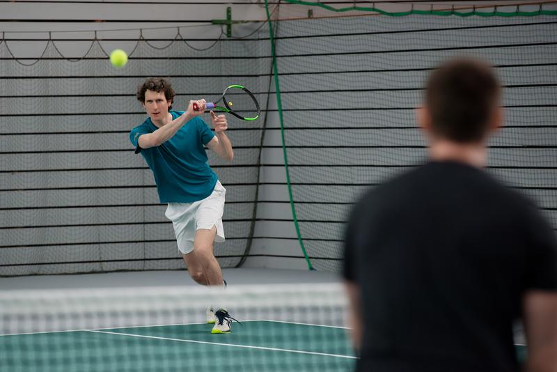 Christoph Bühren von der Ruhr-Universität Bochum spielte fünf Jahre in der Tennis-Bundesliga. Er weiß, wie es sich anfühlt, als Sportler unter Druck zu stehen.