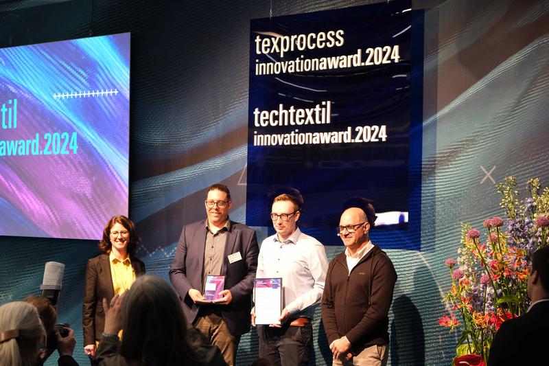 Dr.-Ing. Sascha Schriever and Maximilian Mohr (second and third from left) with the Innovation Award