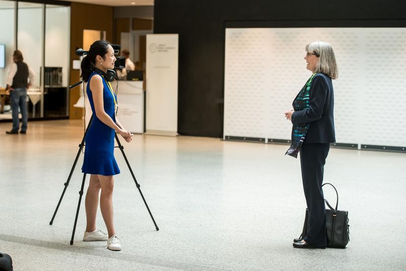 Nobelpreisträgerin Donna Strickland im Gespräch mit einer Journalistin