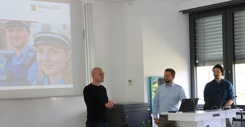 Prof. Jens Kohler begrüßt die Kollegen des LKA zum Vortragsnachmittag an der Hochschule Worms.  