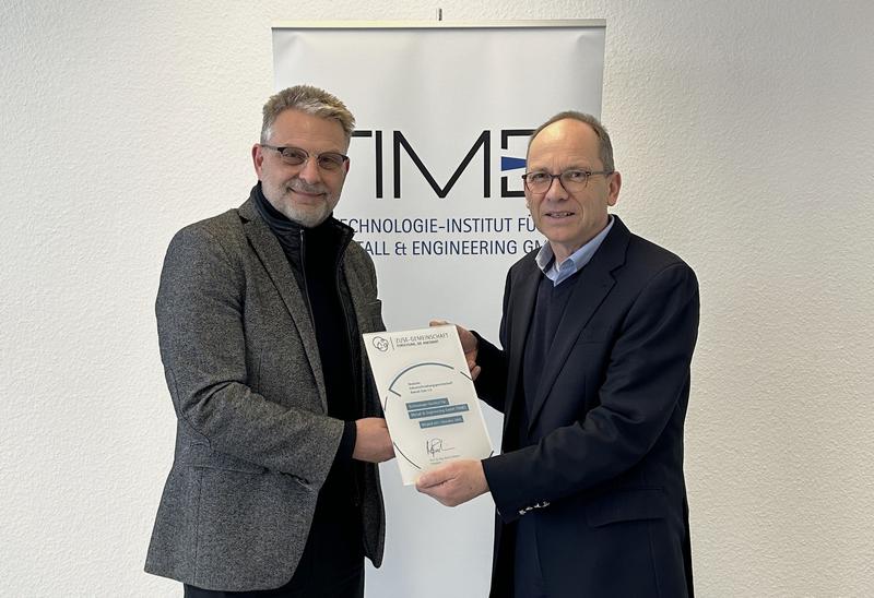 TIME-Geschäftsführer Dr. Ralf Polzin (rechts) erhält die Plakette für Neumitglieder der Zuse-Gemeinschaft von Peter Steiger, Mitglied des Präsidiums der Zuse-Gemeinschaft.