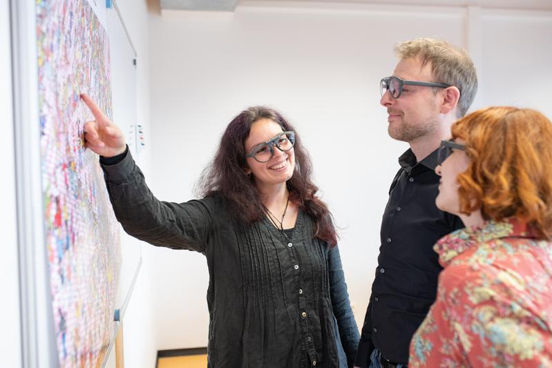 In der Abteilung Allgemeine Psychologie werden interaktive Blickbeziehungen mit mobilen Eyetrackern untersucht, die von herkömmlichen Brillen kaum zu unterscheiden sind. Im Bild: Forschende der Abteilung bei einer Demonstration