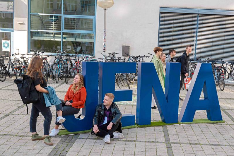 Studierende auf dem Abbe-Campus der Universität Jena.