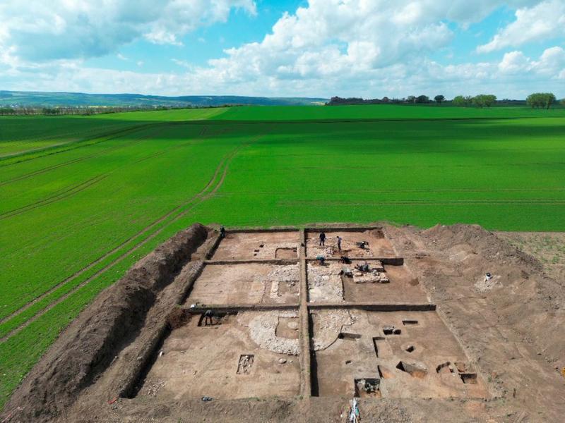 Memleben-Nord. The site with a view of the church floor plan from the east. 