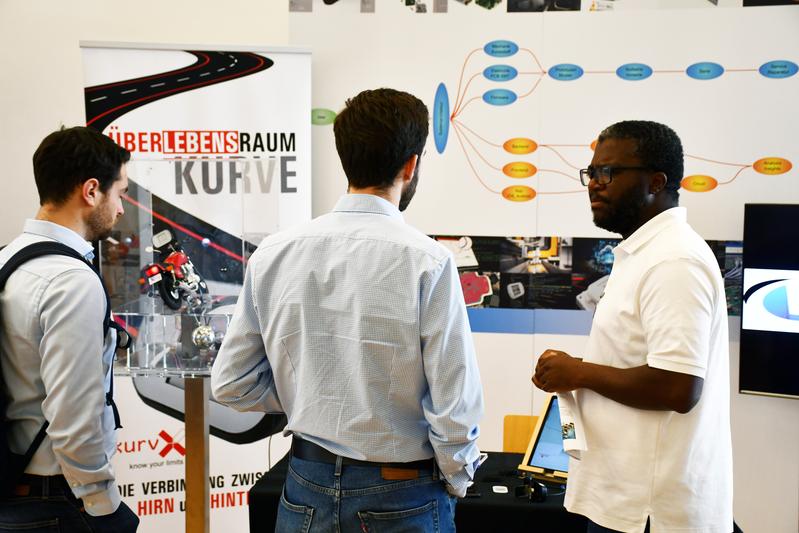 Die begleitende Fachausstellung bot Gelegenheit zur Diskussion und zum Netzwerken, hier der Stand der x-log Elektronik GmbH.