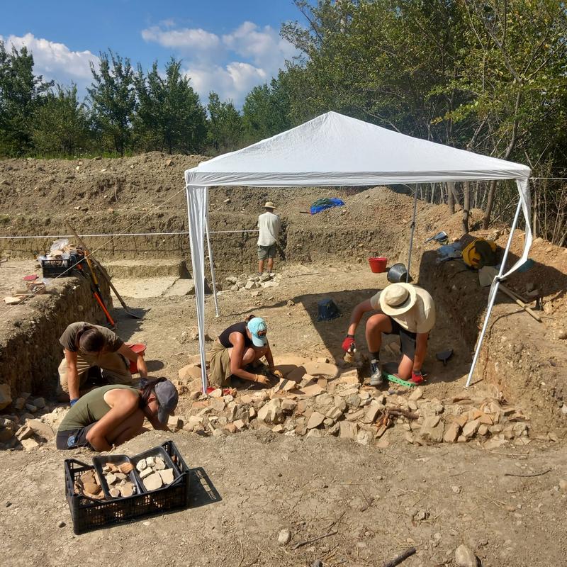 Im neuen Studiengang „Archäologische Wissenschaften“ können die Studierenden natürlich auch Erfahrungen bei Ausgrabungen sammeln – wie hier bei einem ländlichen Fundplatz in Latium (Italien).