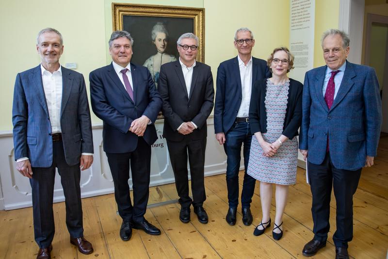 Paul Ingendaay, Staatssekretär Joachim Schachtner, Peter Burschel, Volker Bauer, Sina Rauschenbach und Jaime de Salas bei dem Festakt im Lessinghaus (von links)