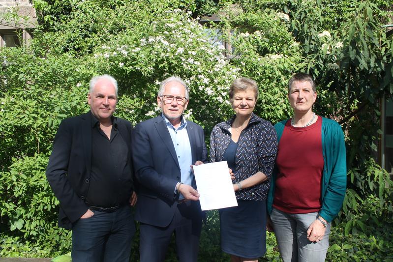 Nach der Unterschrift (v.l.n.r.): Dr. Bernd Horneburg (JKI und Uni, FG Ökologische Pflanzenzüchtung), Prof. Dr. Frank Ordon (Präsident JKI Kulturpflanzenforschung), Prof. Dr. Ute Clement (Präsidentin Uni), Prof. Dr. Maria Finckh (Dekanin FB11).