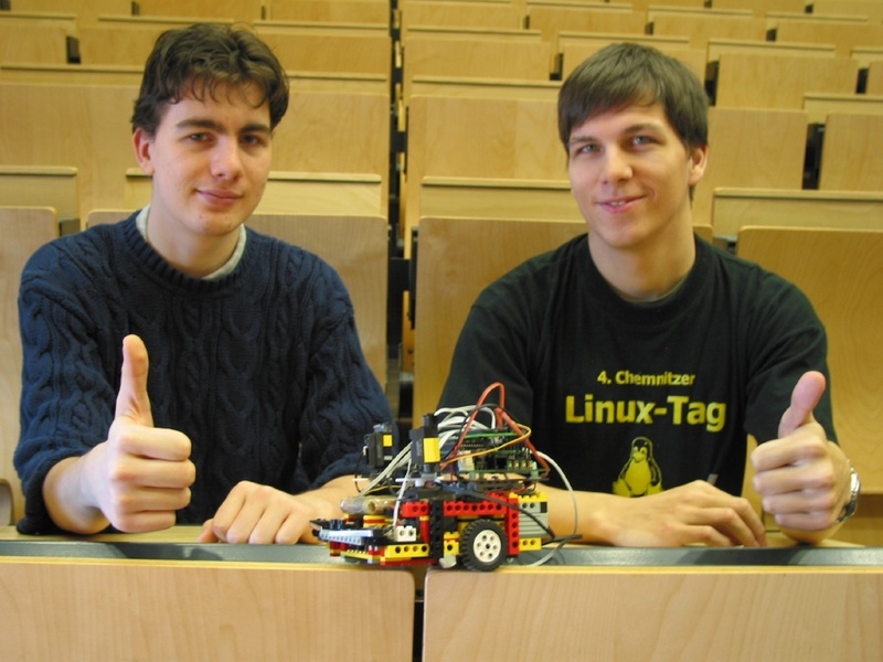 Die Chemnitzer Informatik-Studenten Steffen Bauch und Tino Schwarze gehören zu den siegreichen Lego-Kämpfern. Foto: Mario Steinebach