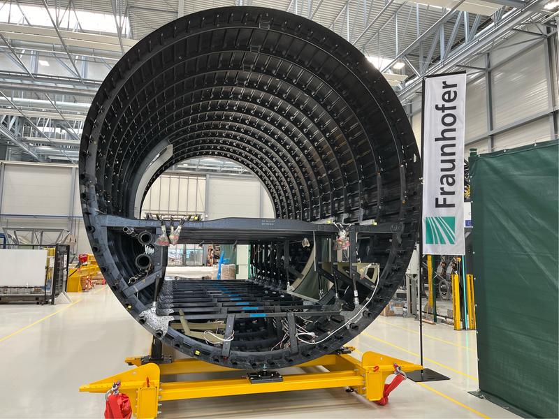 Das durch Thermoplastschweißen fertig gefügte »MFFD«-Flugzeug-Rumpfsegment bei der Fraunhofer-Gesellschaft in Stade 