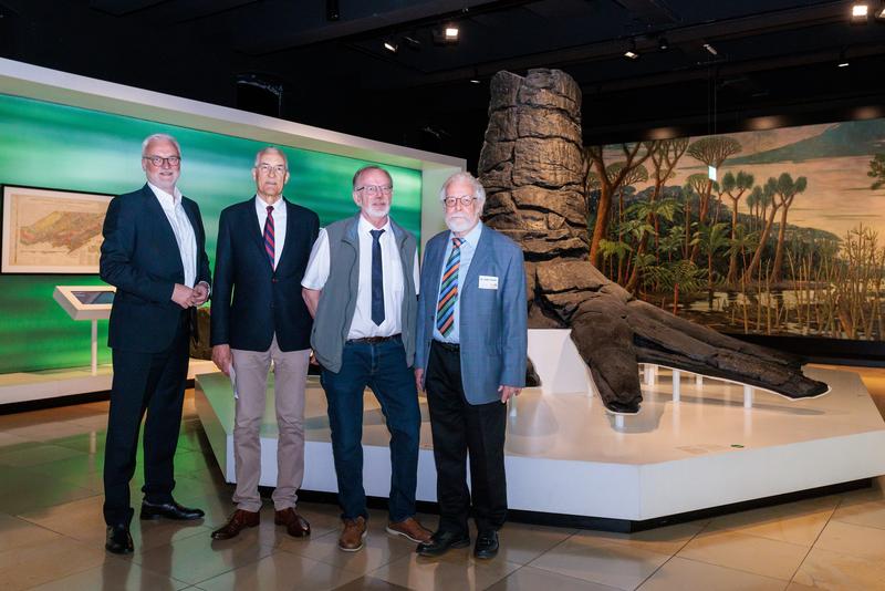 Garrelt Duin, Regionaldirektor Regionalverband Ruhr, Prof. Manfred Strecker, GeoUnion Alfred-Wegener-Stiftung, und Dr. Ulrich Pahlke (von links), Direktor Geologischer Dienst NRW, gratulieren Dr. Volker Wrede (rechts), dem 1. Vorsitzenden