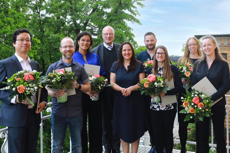 Brandenburgs Wissenschaftsministerin, Dr. Manja Schüle, verlieh am 4. Mai 2024 die Brandenburger Wissenschaftspreise. Prof. Dr. Uwe Demele (4. v. r.) erhielt den Landeslehrpreis für sein Lehrmodul ‘Nachhaltiges Management begrenzter Ressourcen‘.