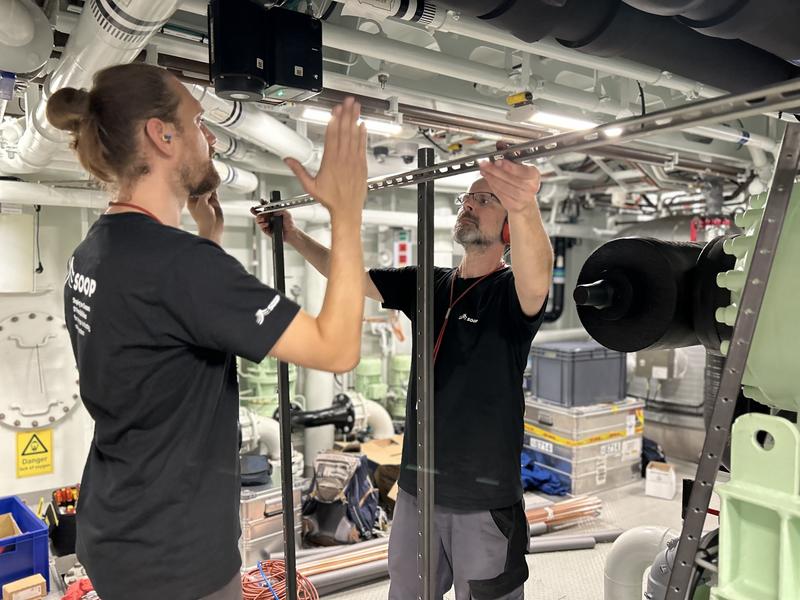 Dr Tobias Steinhoff (right) and research engineer Melf Paulsen are installing the SOOP measurement technology on board. 