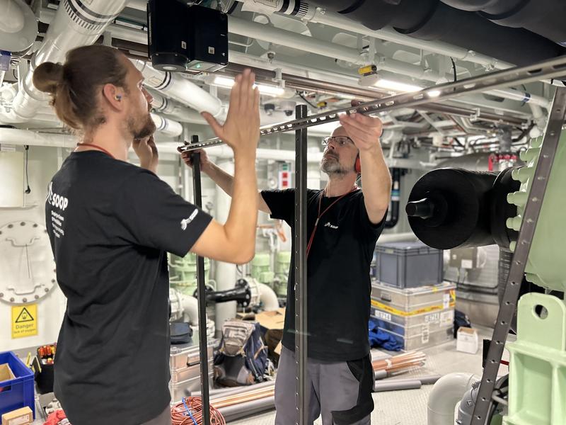 Dr. Tobias Steinhoff (r.) und Melf Paulsen beginnen an Bord mit der Installation der SOOP-Messtechnik. Damit sollen während der Fahrten unter anderem der Sauerstoff- und Kohlendioxid-Gehalt des Wassers sowie Mikroplastik gemessen werden. 