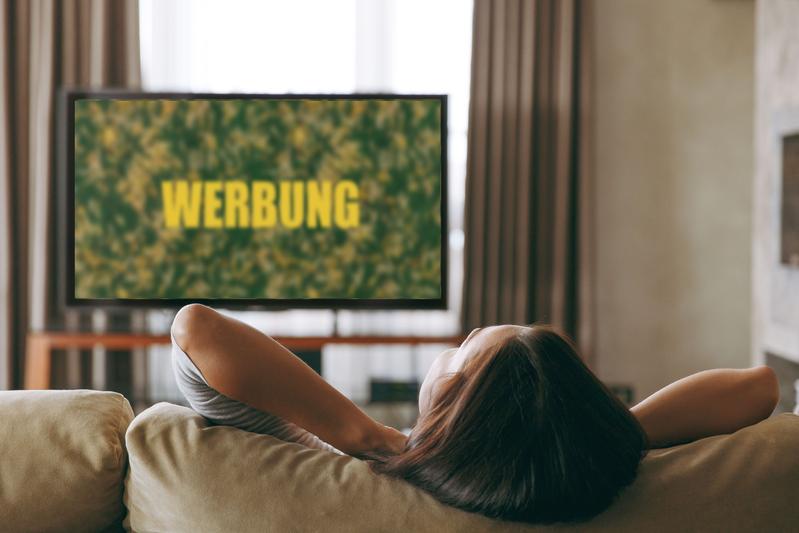 Knapp ein Drittel aller Werbespots im Fernsehen werbe für klimaschädliche Produkte, so das Studienergebnis. Damit schade der deutsche Werbemarkt auf diesen Verbreitungswegen dem Klima, sagen die Wissenschaftler:innen.