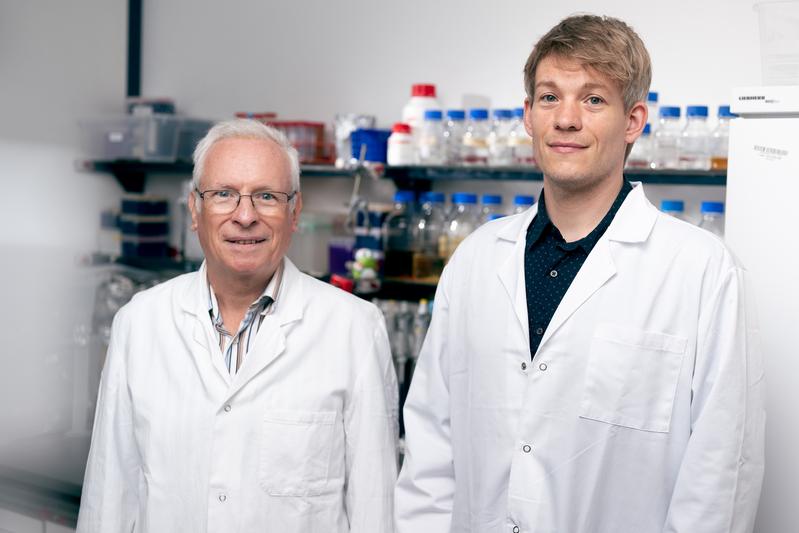 Gerrit Wienhausen (right) and Meinhard Simon demonstrated for the first time that bacteria are capable of complex interactions in order to jointly produce a vital vitamin.