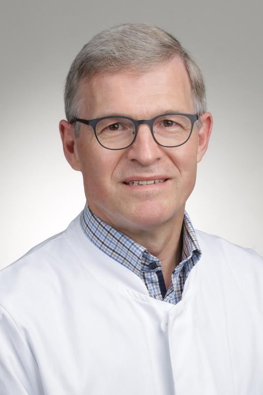 Professor Dr. Christof Schmid, Direktor der Klinik und Poliklinik für Herz-, Thorax- und herznahe Gefäßchirurgie des UKR und Mitautor der Publikation.