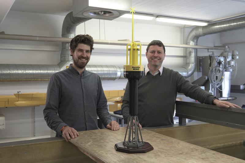 In den kommenden Monaten wollen Julian Pforth (links) und Prof. Christian Keindorf gemeinsam mit Studierenden den Umlauftank des Schiffbaulabors nutzen, um das Schleppverhalten eines maßstabsgetreuen Modells des Wellenkraftwerks zu erforschen. 