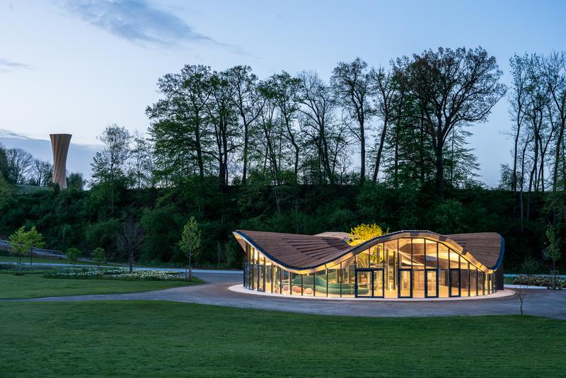 Hybrid-Flachs Pavillon und Wangen Turm im Hintergrund
