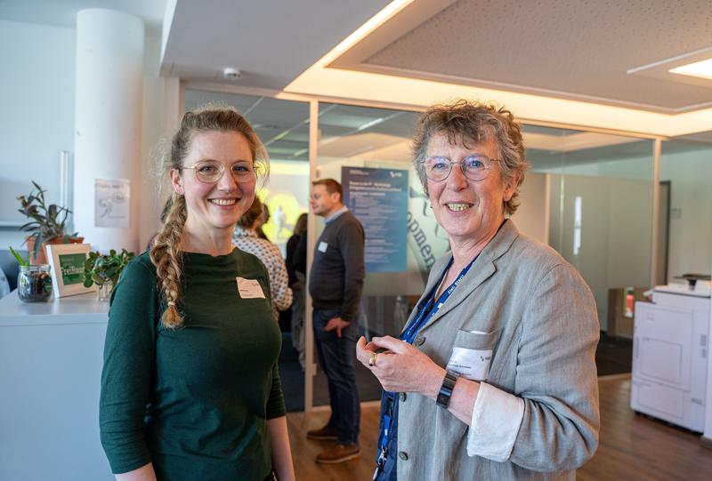 Studiengangsleiterin Prof. Dr. Gerlinde Schreiber (rechts) im Gespräch mit Sabine Scholz, eine der Absolventinnen des Internationalen Frauenstudiengangs Informatik (IFI) der Hochschule Bremen. Sie arbeitet heute in dem Bremer IT-Unternehmen encoway.