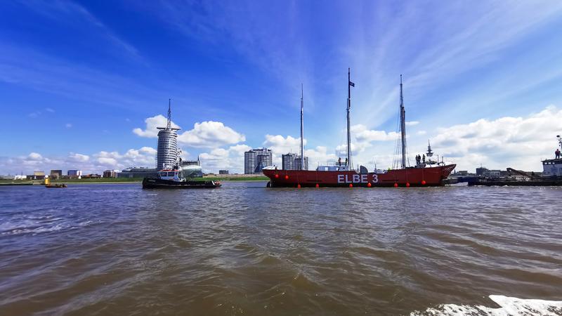 Die ELBE 3 bei der Fahrt über die Weser.