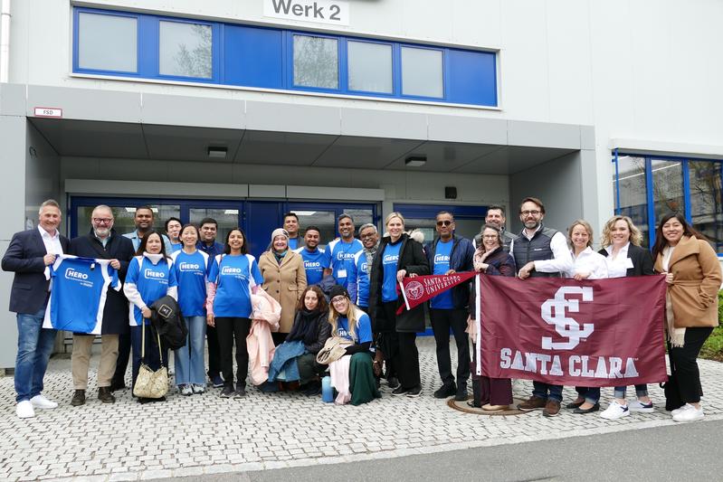 Executive MBA Studierende der Santa Clara University mit Prof. Peter Schmieder (2.v.l.) und Christian Wachtmeister (4.v.r.) bei der Sonplas GmbH in Straubing