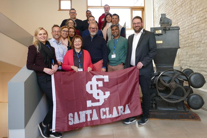 Executive MBA Studierende der Santa Clara University mit Fabian Henrichsen(2.v.l.), Prof. Peter Schmieder (m.) und Tobias Beck, MdL (r.) bei der HENRICHSEN Group in Straubing