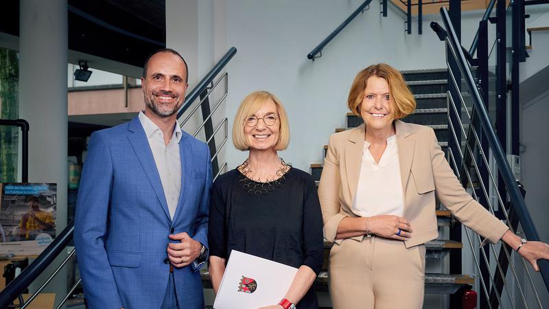 v. l.: Wissenschaftsminister Clemens Hoch, Prof. Dr. Susanne Weissman, Präsidentin der Hochschule Mainz, Prof. Dr. Anett Mehler-Bicher, Vizepräsidentin für Forschung und Transfer an der Hochschule Mainz