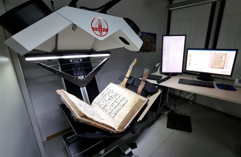 The Cobra scanner is installed in a digitization station at the Mainz University Library. If necessary, the scans can be reviewed and edited here.