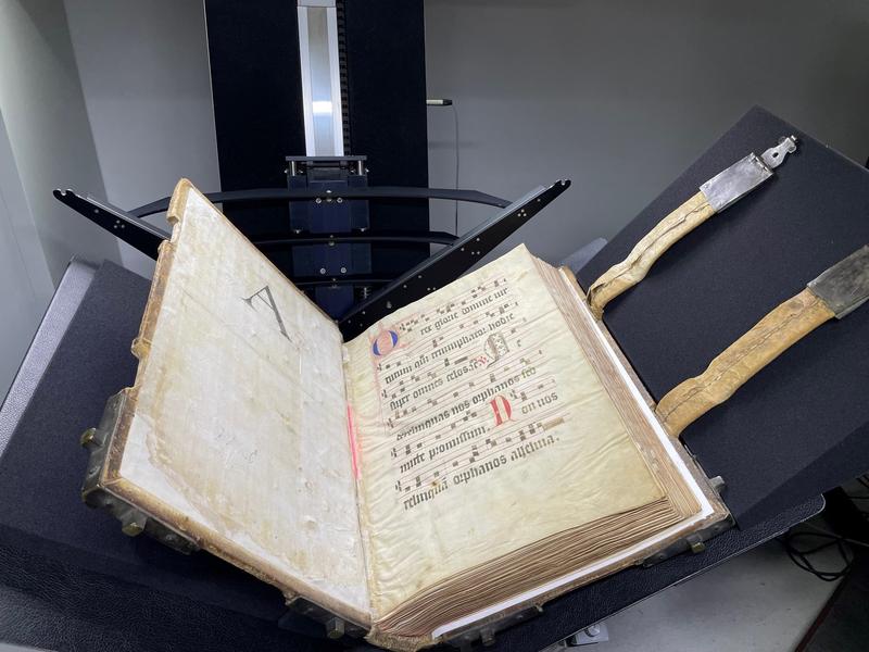 Among the volumes being digitized in the Mainz University Library is a choir book of the Carmelites from the Episcopal Cathedral and Diocesan Museum in Mainz (codex B 330 C, CC0).