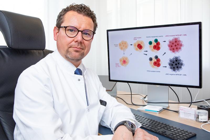 Focusing on the signalling pathways: Professor Dr Florian Heidel wants to find out why blood stem cell clones evade targeted treatment and develop into leukaemias. 