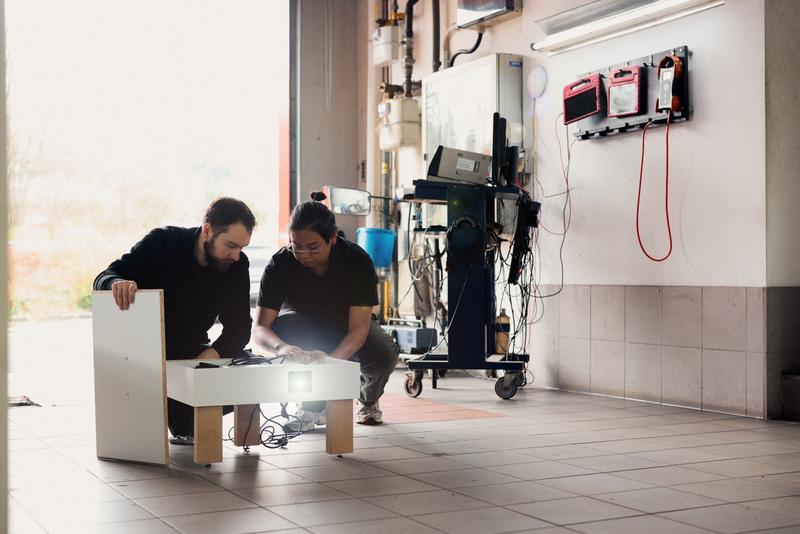 Heinrich Meyer (left) and Neil Fider are testing the experimental set-up to investigate perceptiveness in twilight and darkness. 