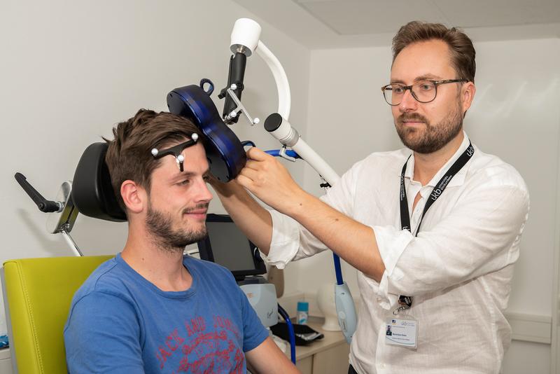 Am Universitätsklinikum Bonn (UKB) wird derzeit eine Studie zur antidepressiven Wirkung einer transkraniellen Magnetstimulation (rTMS) als Ersttherapie bei Patient:innen mit Depressionen durchgeführt. 