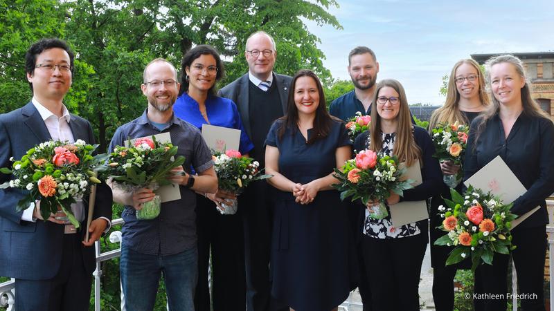 Preisträgerinnen und Preisträger mit Ministerin Schüle und Prof. Markschies